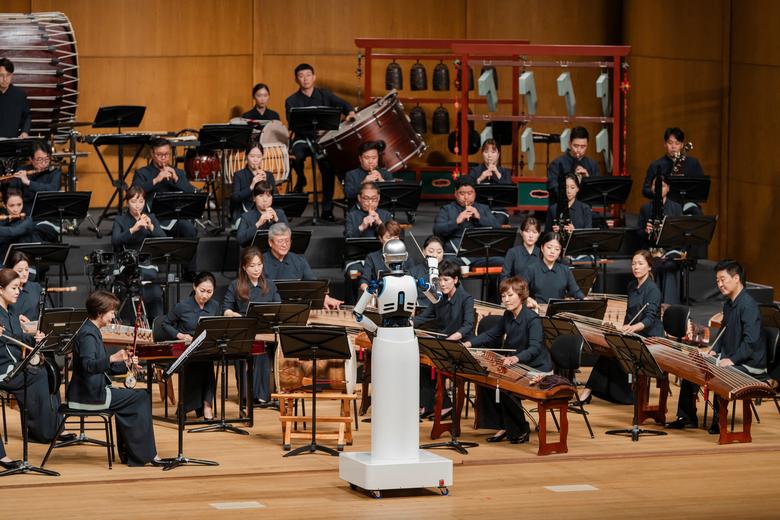 Robot android, EveR 6 thay thế vị trí của nhạc trưởng để chỉ huy buổi biểu diễn của dàn nhạc quốc gia Hàn Quốc, tại Seoul (Hàn Quốc). (Ảnh: National Theater of Korea/Handout via REUTERS)