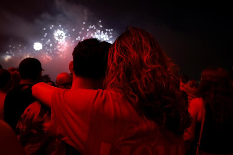 Một cặp đôi xem pháo hoa kỉ niệm ngày lễ Độc lập ở thành phố New York (Mỹ). (Ảnh: REUTERS/Amr Alfiky)