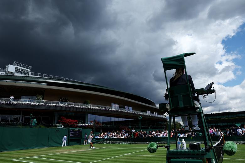 Mây đen bao phủ sân khi Nuno Borges của Bồ Đào Nha thi đấu trong trận đấu ở vòng đầu tiên với Francisco Cerundolo của Argentina tại Wimbledon (London, Anh). (Ảnh: REUTERS/Toby Melville)