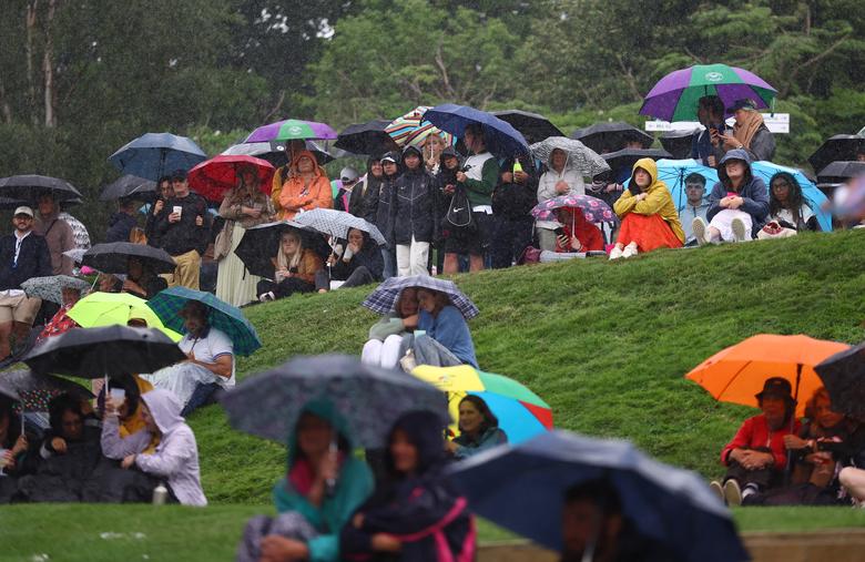 Khán giả tập trung trước màn hình khi trận đấu ở các sân ngoài trời bị tạm dừng do trời mưa ở vòng đầu tiên của trận đấu tại Wimbledon. (Ảnh: REUTERS/Hannah Mckay)