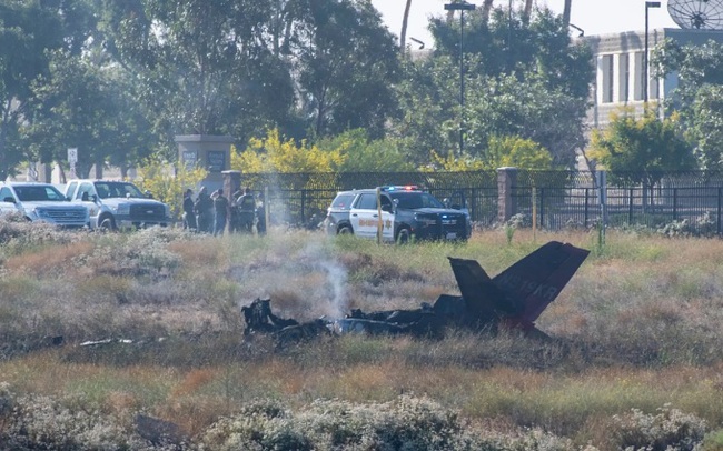 Hiện trường máy bay rơi xuống cánh đồng ở Nam California (Mỹ) hôm 8/7.
