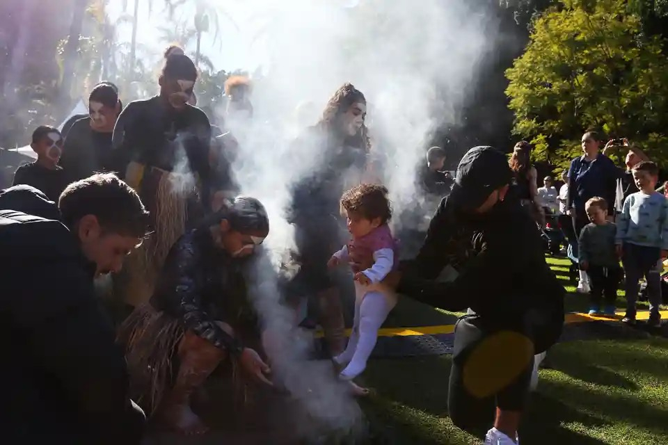 Người dân tham gia nghi lễ hút thuốc tại lễ hội thành phố nhằm tôn vinh lịch sử, văn hóa và thành tựu của thổ dân Úc và người dân đảo Torres St Eo. (Ảnh: Lisa Maree Williams/Getty Images)