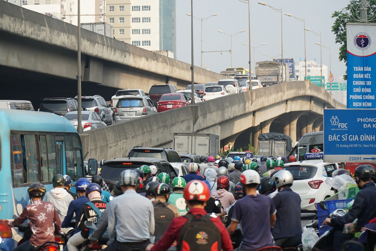 Nhiều ý kiến chuyên gia cho rằng chừng nào vận tải hành khách công cộng chưa thể đáp ứng 50% nhu cầu đi lại của người dân thì Hà Nội chưa thể cấm xe máy.