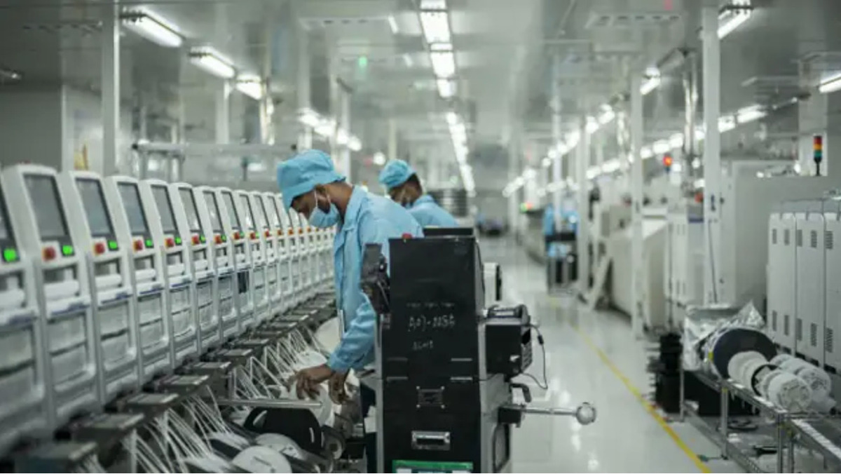 Nhân viên làm việc bên trong nhà máy Realme ở Greater Noida, Ấn Độ. Ảnh Bloomberg
