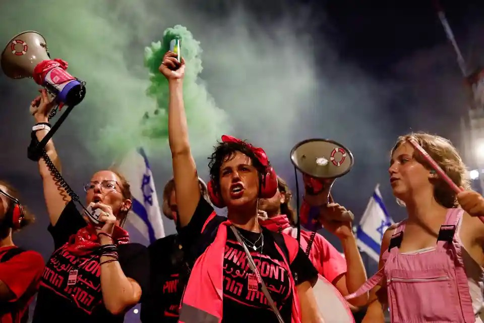 Những người biểu tình tham gia phản đối thủ tướng Benjamin Netanyahu và cuộc đại tu tư pháp của chính phủ liên minh dân tộc chủ nghĩa của ông. (Ảnh: Corinna Kern/Reuters)