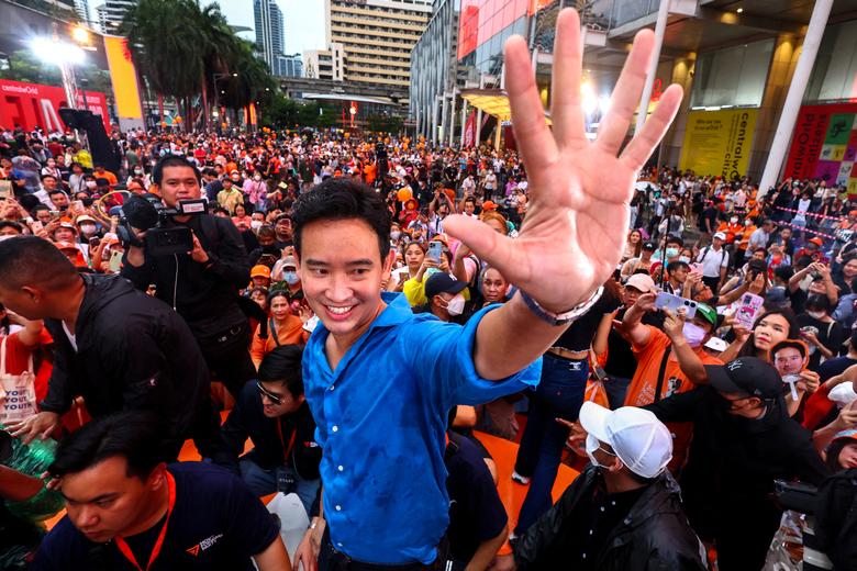 Lãnh đạo Đảng Tiến bước Pita Limjaroenrat chào đón những người ủng hộ trong một cuộc mít tinh để cảm ơn cử tri trước cuộc bỏ phiếu bầu thủ tướng mới tại Bangkok (Thái Lan). (Ảnh: REUTERS/Athit Perawongmetha)