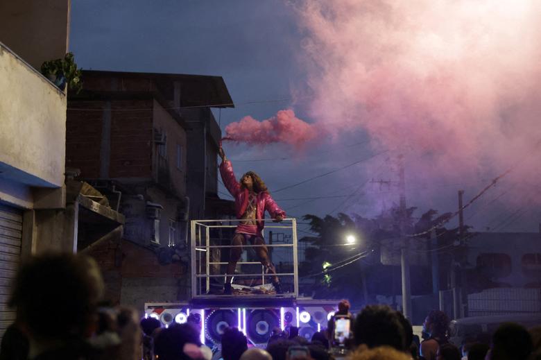 Nghệ sĩ Preta Queenb Rull biểu diễn trong chương trình có tên 'Noite das Estrelas' (Đêm của những vì sao), trong khu phức hợp Mare favelas để tôn vinh cộng đồng LGBTQ+ ở Rio de Janeiro (Brazil). (Ảnh: REUTERS/Pilar Olivares)