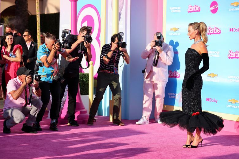 Margot Robbie tạo dáng trên thảm đỏ cho buổi ra mắt bộ phim 'Barbie' ở Los Angeles (California). (Ảnh: REUTERS/Mike Blake)