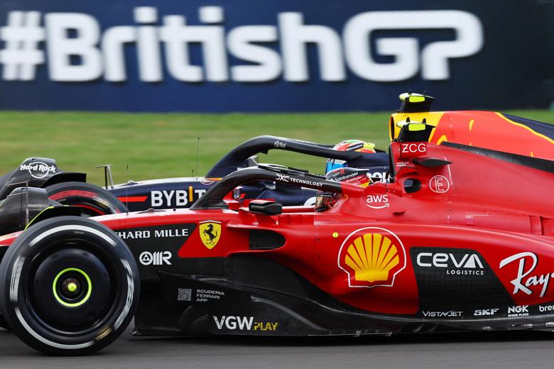Carlos Sainz Jr. của Ferrari đang thi đấu tại Grand Prix (Anh). (Ảnh: REUTERS/Andrew Boyers)