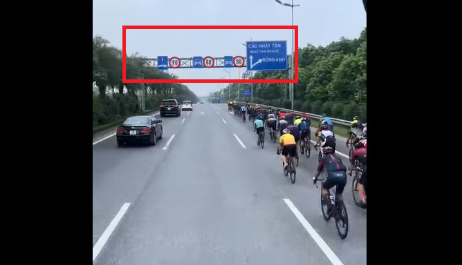 Nhóm người đạp xe vào làn 80km/h dành riêng cho ô tô trên đường cao tốc Nhật Tân - Nội Bài.