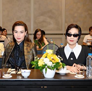 Diva Mỹ Linh, Hồ Ngọc Hà gặp lại nhau trong lần cả hai đứng chung sân khấu năm 2021.