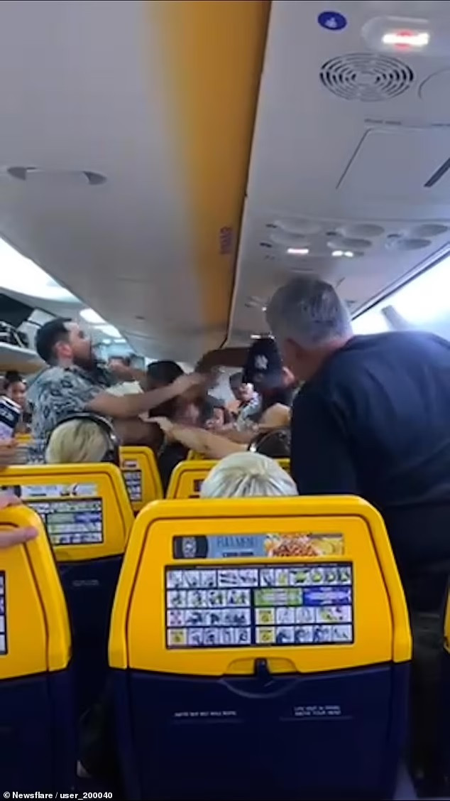 2 người đàn ông lao vào đánh nhau dữ dội khiến các hành khách chứng kiến bị sốc.