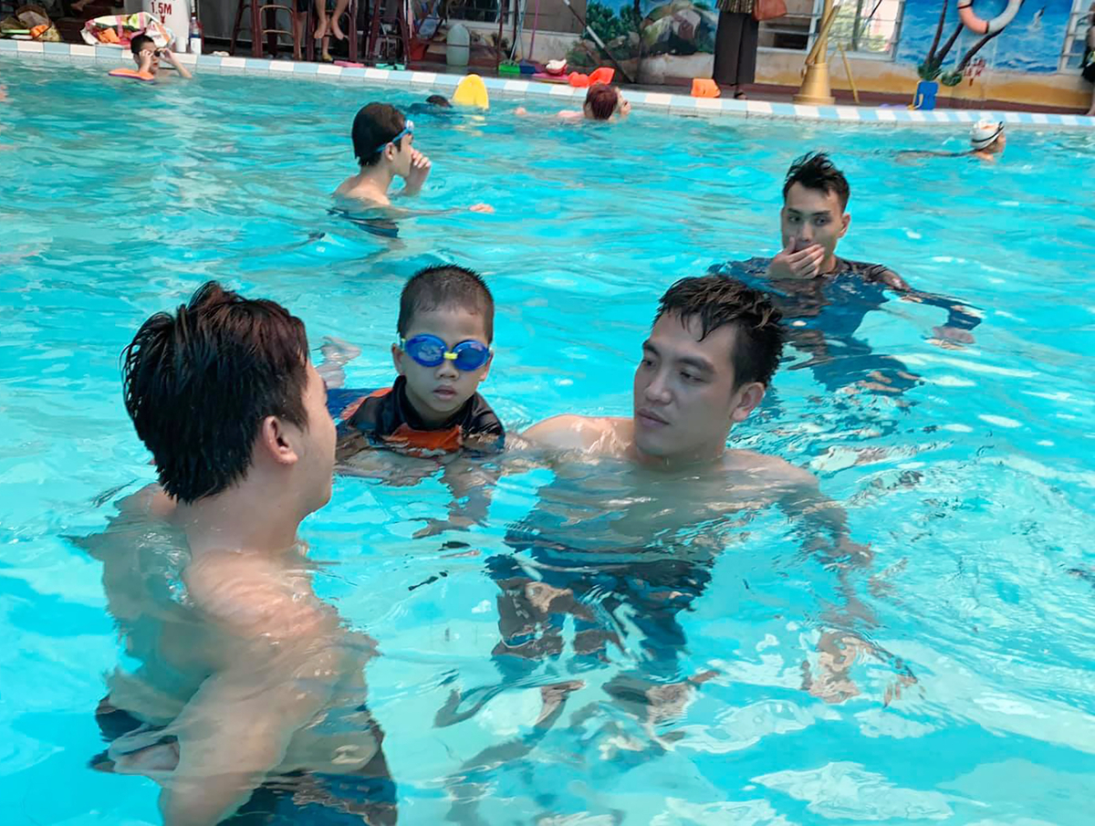 Anh Phạm Văn Quý trong 15 năm hỗ trợ cho hàng nghìn người biết bơi lội an toàn.