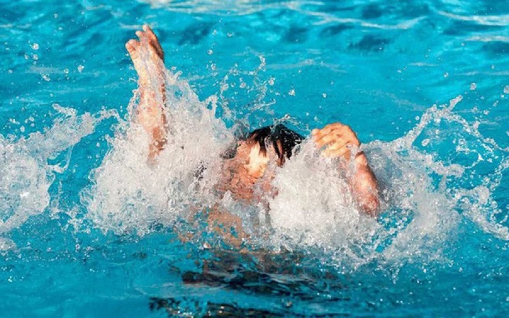 Người lớn cần đặc biệt lưu tâm mỗi khi trẻ chơi dưới nước hoặc khu vực gần hồ nước. (Ảnh minh họa)