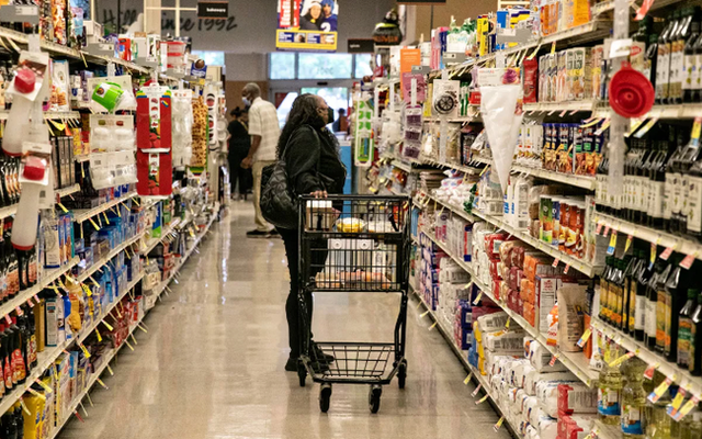 Người dân mua sắm tại một siêu thị Los Angeles (Mỹ). (Ảnh: Los Angeles Times)