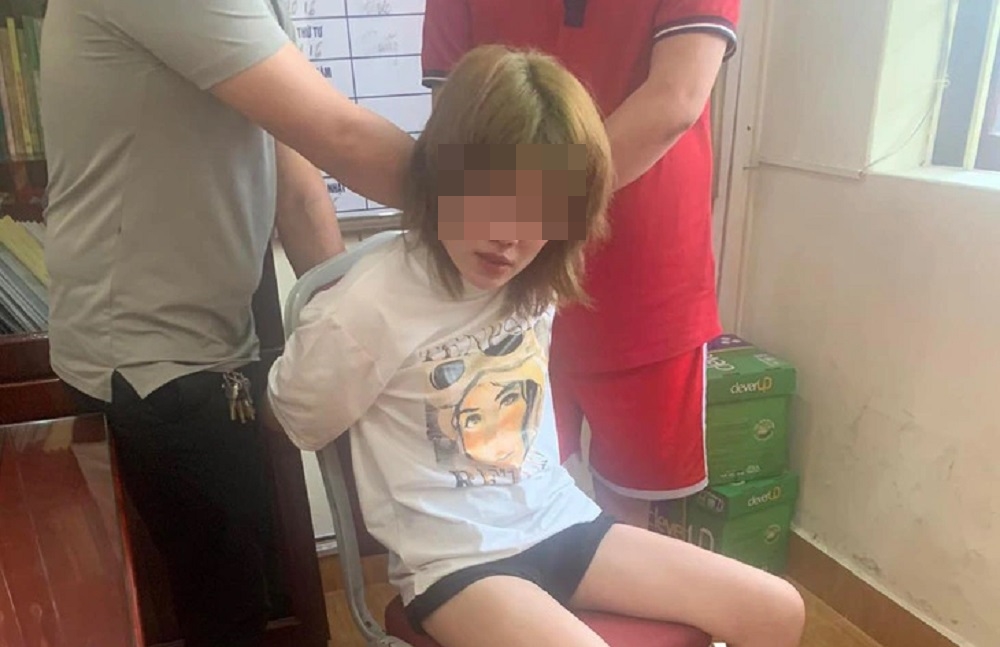 Cô gái có biểu hiện 'ngáo đá' xông vào trụ sở Công an quận Lê Chân gây rối.