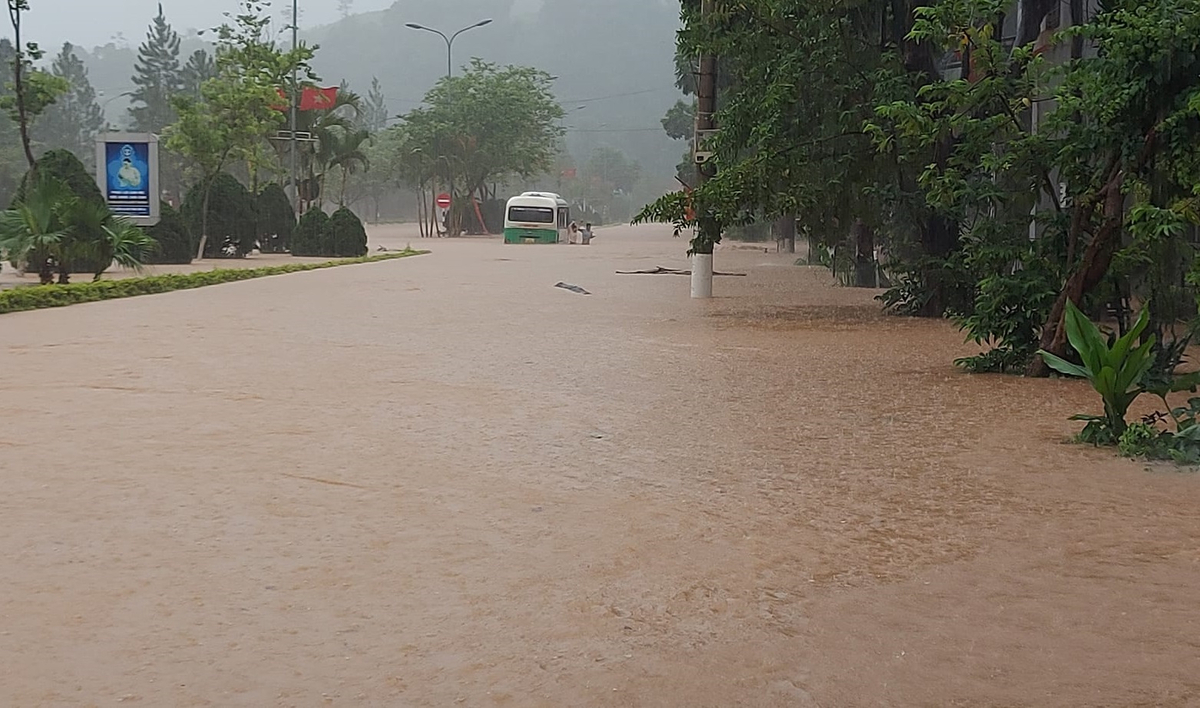 Mưa lớn kéo dài khiến khu vực huyện Quỳnh Nhai ngập nặng. (Ảnh: Tài Nguyên Hải)