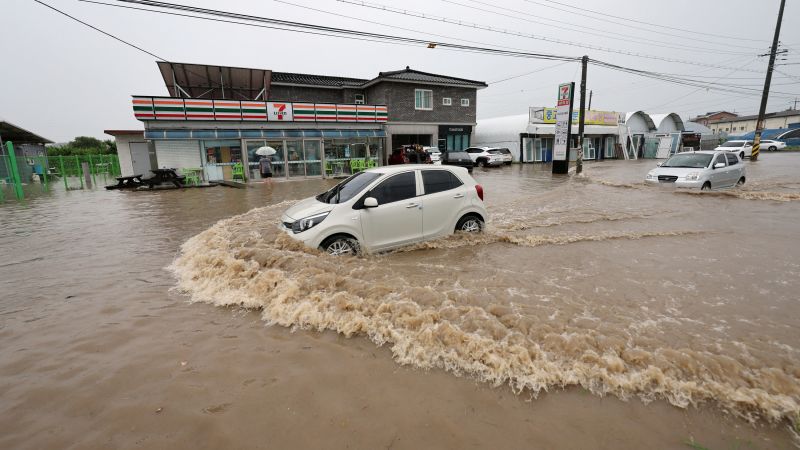 Một phương tiện di chuyển qua khu vực ngập nước do mưa lớn ở Cheongju (Hàn Quốc). (Ảnh: CNN)