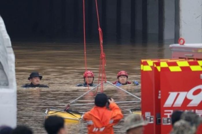 Công tác cứu hộ dưới đường hầm ngập nước. (Ảnh: Reuters)