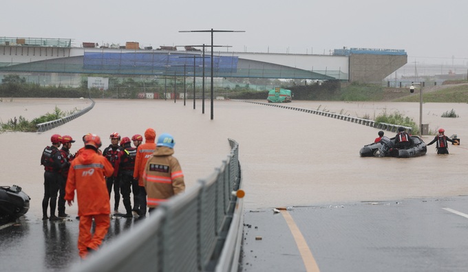 Nhân viên cứu hộ gần một đường hầm bị ngập hoàn toàn do mưa lớn ở Cheongju (Hàn Quốc). (Ảnh: Reuters)