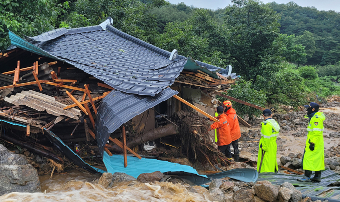 Nhân viên cứu hộ tại hiện trường vụ lở đất ở Yecheon (tỉnh Bắc Gyeongsang, Hàn Quốc). (Ảnh: AFP)