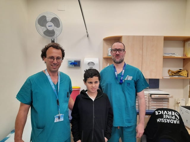Bác sĩ Ohad Einav (bên trái) cùng cậu bé Suleiman Hassan tại Trung tâm Y tế Hadassah sau khi em hồi phục. (Ảnh: Trung tâm Y tế Hadassah)