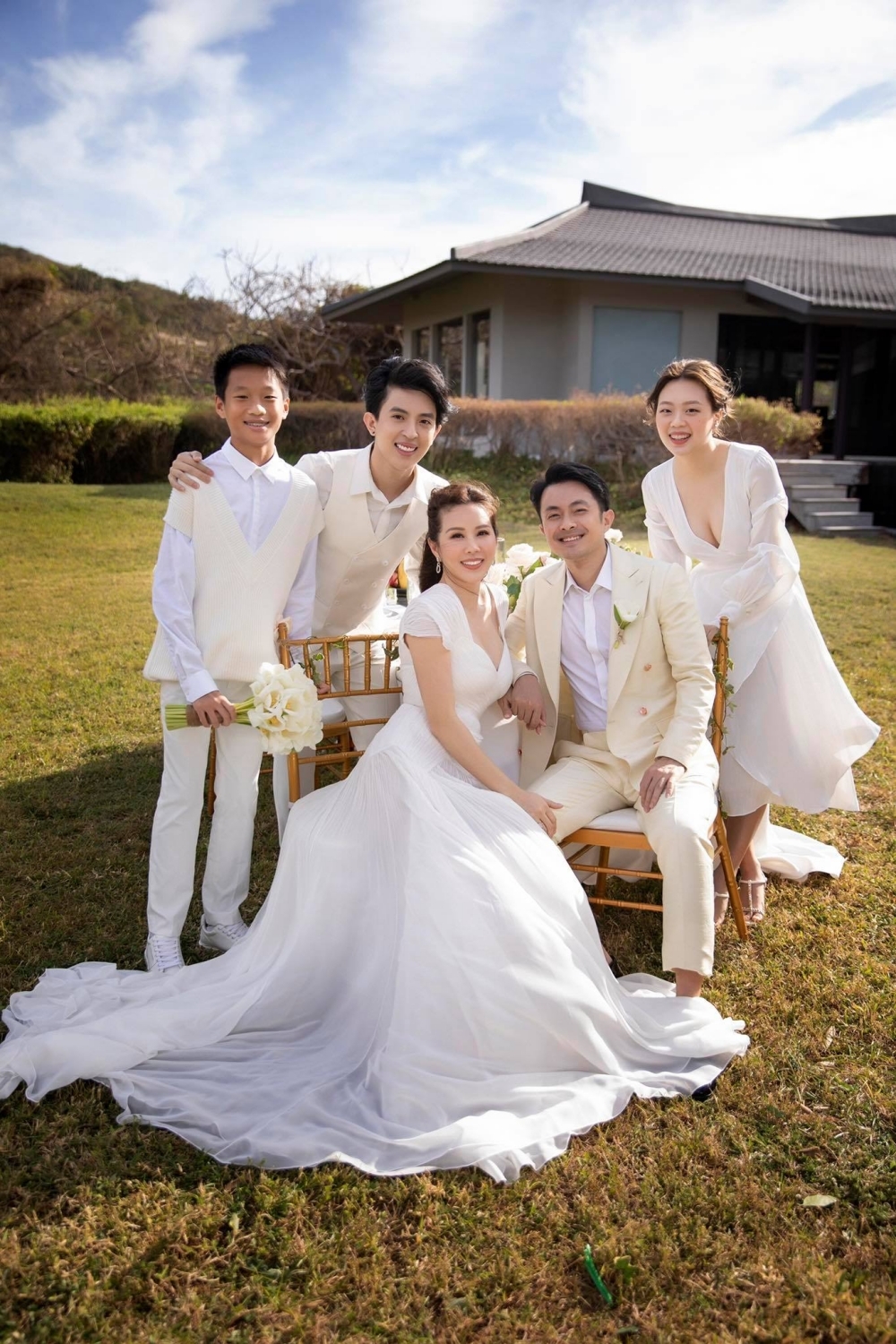 Tháng 6/2021, Thu Hoài thông báo đã đăng ký kết hôn với Trí Tống tại Mỹ, cả hai thực hiện bộ ảnh cưới cùng 3 con riêng của Thu Hoài. 