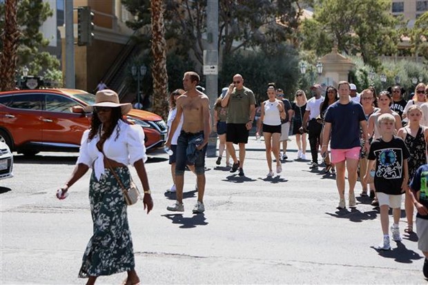 Người dân di chuyển trên đường phố dưới trời nắng nóng tại Las Vegas (Nevada, Mỹ). (Ảnh: AFP)