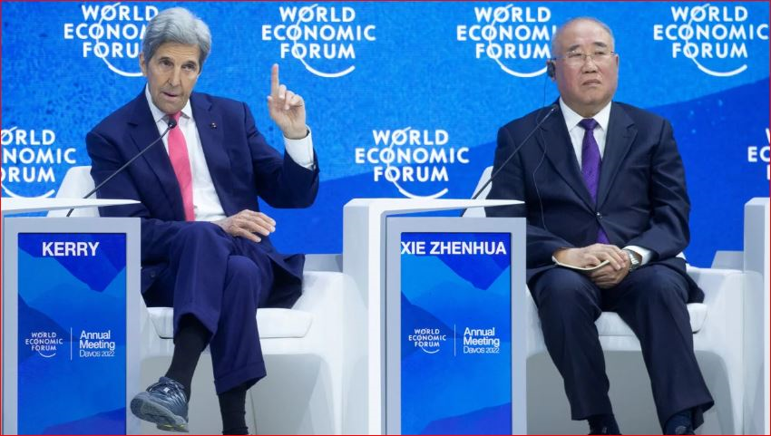 Đặc phái viên của Tổng thống Mỹ về khí hậu, John Kerr và người đồng cấp Trung Quốc Giải Chấn Hoa tại một cuộc thảo luận của Diễn đàn Kinh tế Thế giới ở Davos (Thụy Sĩ) tháng 5/2022. (Ảnh: REUTERS)
