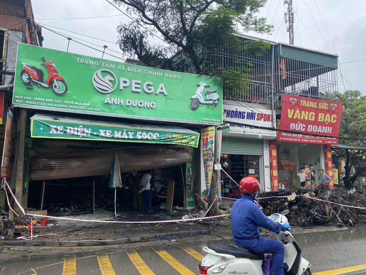 Rạng sáng 19/7 tại một cửa hàng kinh doanh xe điện kết hợp nhà ở tại xã An Khánh (Hoài Đức, Hà Nội) đã xảy ra vụ cháy nghiêm trọng.