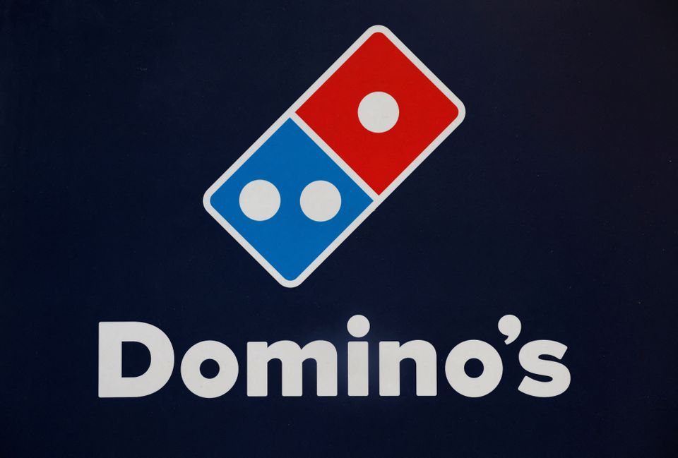 Loại pizza mới dành cho người sành ăn của Domino có giá cao tới 14 USD (hơn 330.000 đồng) đạt doanh số bán hàng tăng vọt ở một số khu vực giàu có. (Ảnh: REUTERS)