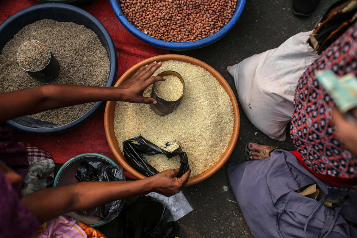 Người bán gạo ven đường ở thành phố Mumbai (Ấn Độ).