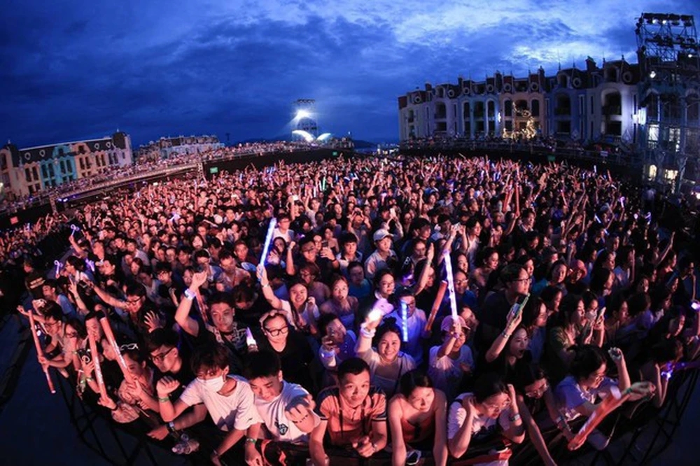 Hơn 7.000 khán giả từ nhiều nơi đổ về Nha Trang để tham gia đêm đại nhạc hội đẳng cấp quốc tế.