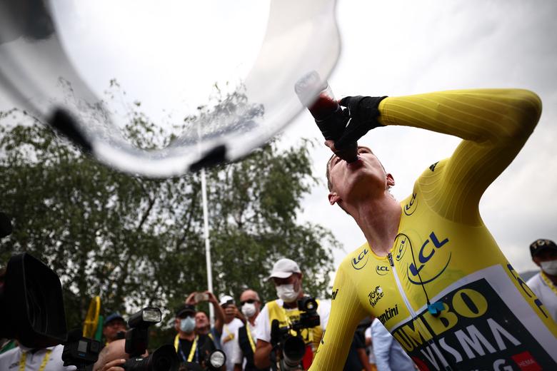 Jonas Vingegaard uống nước sau khi thắng chặng 16 Tour de France. (Ảnh: Pool via REUTERS/Anne - Christine Poujoulat)