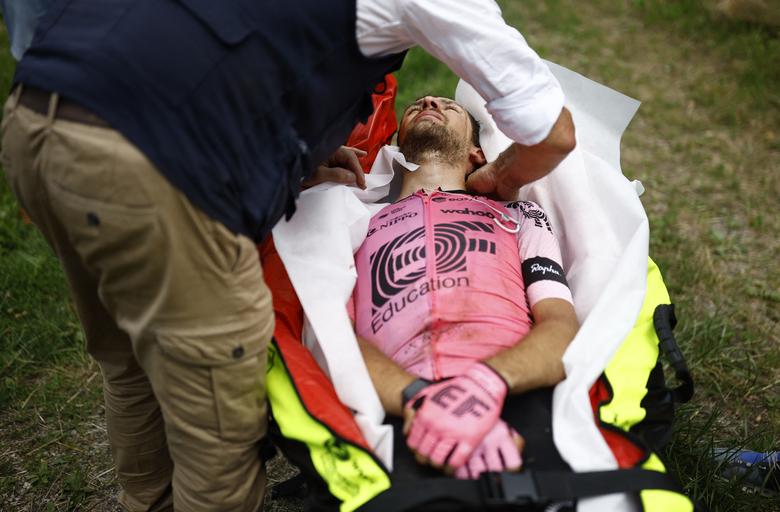 James Shaw được chăm sóc y tế sau khi bị va chạm ở chặng 14 Tour de France. (Ảnh: REUTERS/Stephane Mahe)
