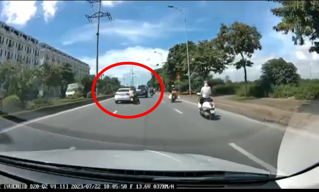 Khoảnh khắc tài xế xe máy bị ô tô chèn trên đường. ( Ảnh chụp màn hình)