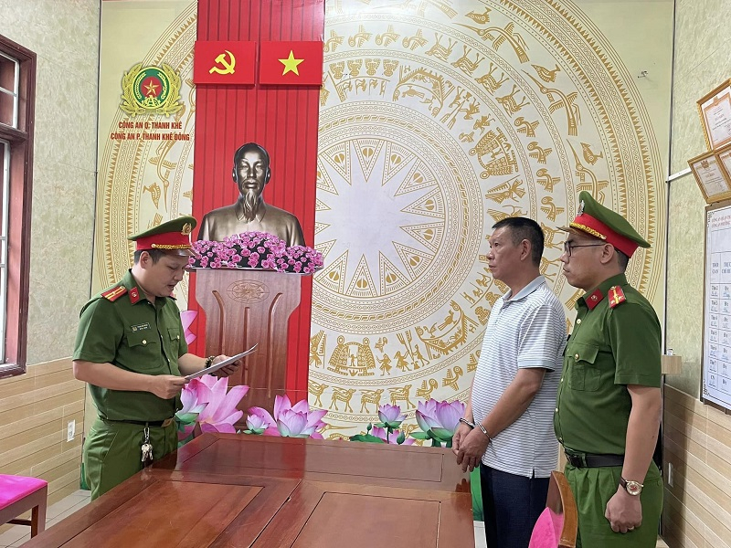 Cơ quan Cảnh sát điều tra Công an TP Đà Nẵng tống đạt quyết định đối với Nguyễn Phước Hùng. (Ảnh CA TP Đà Nẵng)