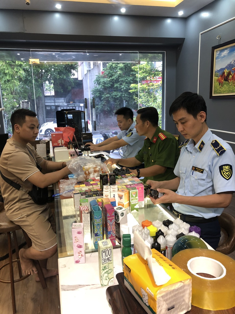 Đội Cảnh sát điều tra tội phạm về ma túy - Công an Thành phố Từ Sơn tiến hành kiểm tra đối với 03 cơ sở kinh doanh mặt hàng thuốc lá điện tử trên địa bàn TP Từ Sơn, Bắc Ninh. Ảnh TCQLTT