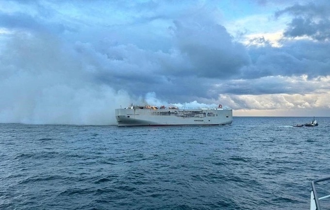 Khói lửa bốc lên từ con tàu cháy dữ dội ngoài khơi Hà Lan. (Ảnh: Reuters)
