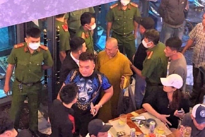 Hình ảnh ông Nguyễn Minh Phúc mặc pháp phục trong quán nhậu gây bức xúc dư luận. (Ảnh cắt clip)