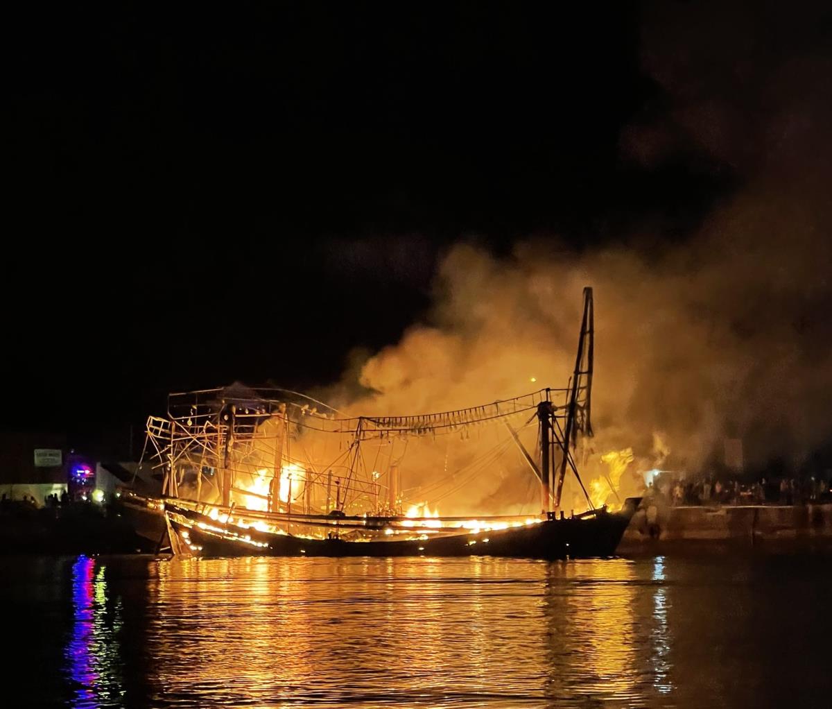 Vụ hỏa hoạn đã thiêu rụi 5 tàu cá. (Ảnh Báo Biên Phòng)