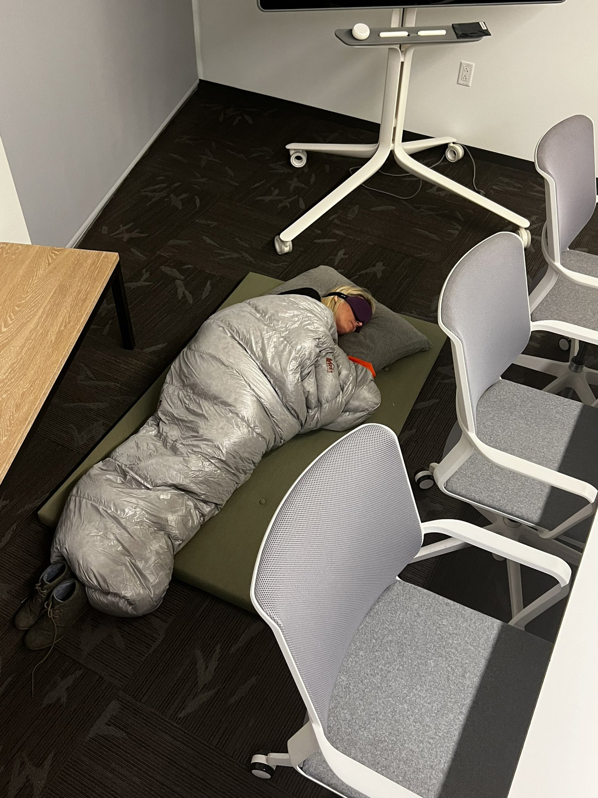 Bà Esther Crawford trở nên nổi tiếng với bức ảnh ngủ trên sàn phòng họp. (Ảnh: @evanstnlyjones)
