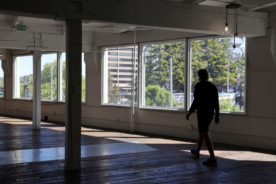 Collin Madden, đối tác sáng lập của GEM Real Estate Partners, đi qua không gian văn phòng trống trong tòa nhà mà họ sở hữu ở khu phố South Lake Union ở Seattle (Washington, Mỹ). (Ảnh: REUTERS/ Karen Ducey)
