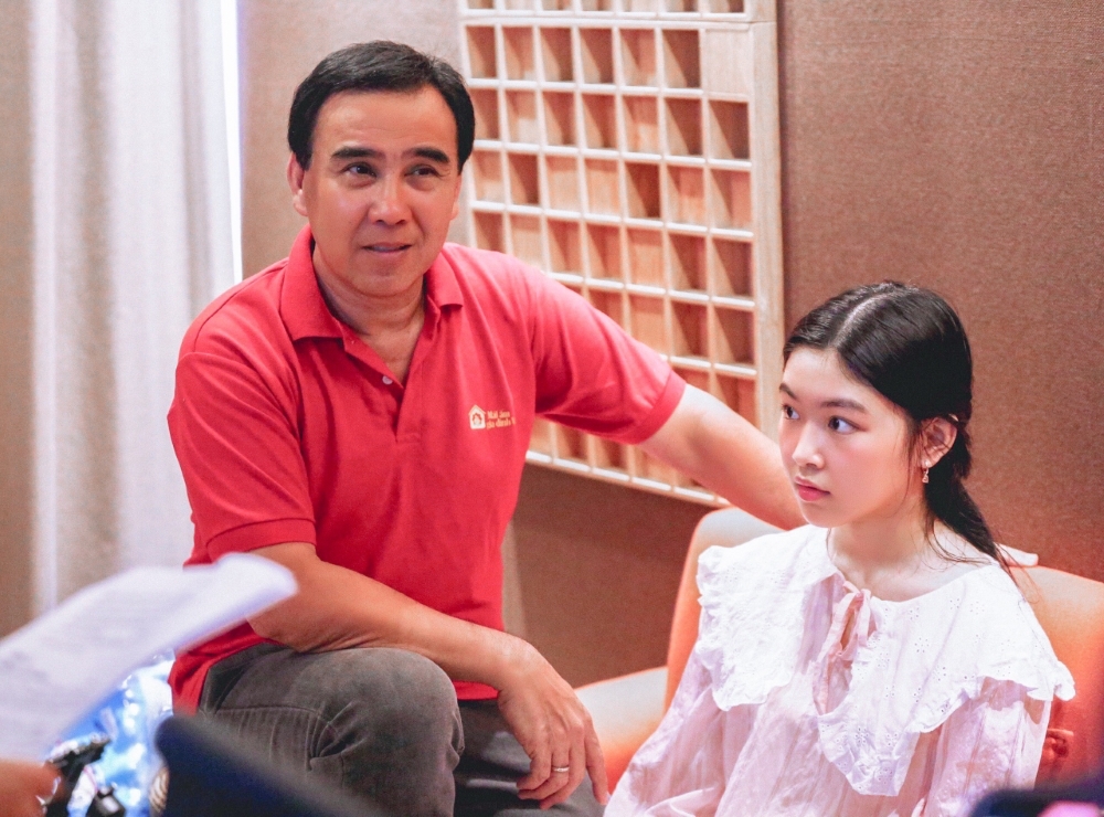 Quyền Linh đưa con gái đi thu âm, Lọ Lem lần đầu tiên thể hiện giọng hát trong 1 MV.