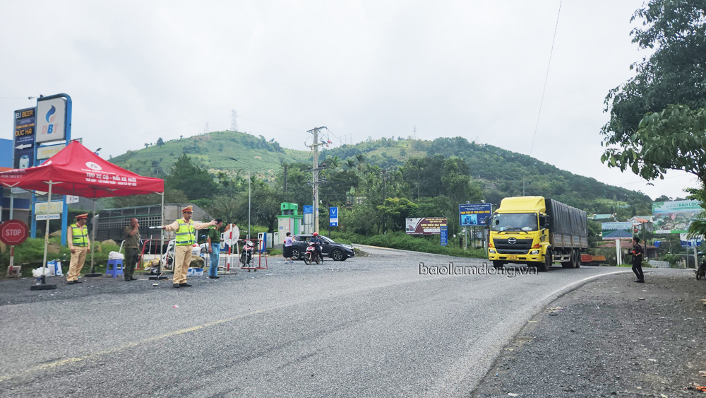 Đến 10h30 hôm nay (1/8), đèo Bảo Lộc bắt đầu thông xe trở lại, ưu tiên cho xe container, xe tải hạng nặng lưu thông trước. (Ảnh: Báo Lâm Đồng)
