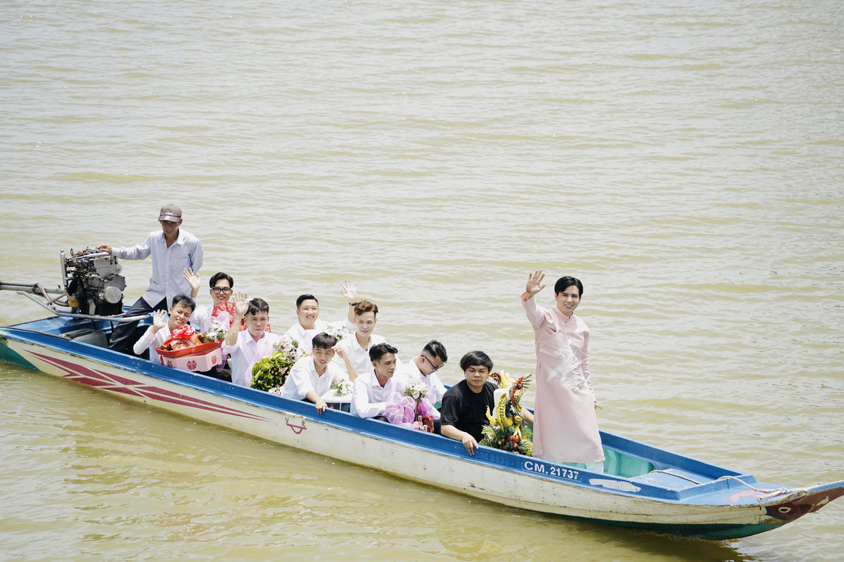 Hồ Quang Hiếu dàn bê tráp di chuyển bằng xuồng đến nhà gái.