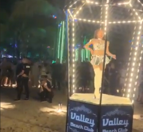 Nữ vũ công quán bar bãi biển nhảy trong lồng kính tại nơi công cộng bị cho là phản cảm.