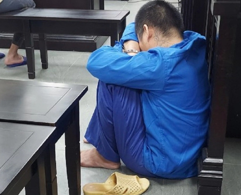 Bị cáo Phạm Phi Hùng ngồi sụp xuống đất tại phiên xét xử. (Ảnh: Xuân Ân).