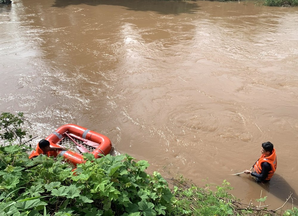 Lực lượng cứu hộ đang tìm kiếm nạn nhân giữa dòng suối nước chảy xiết. (Ảnh: Công an tỉnh Gia Lai).