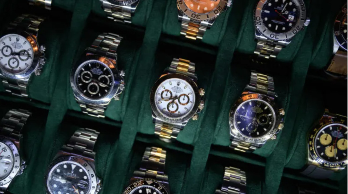 Một khay đồng hồ Rolex được nhìn thấy trên quầy của đại lý tại Triển lãm Đồng hồ Luân Đôn vào ngày 19/3/2022 tại Luân Đôn, Anh. Ảnh Léon Neal